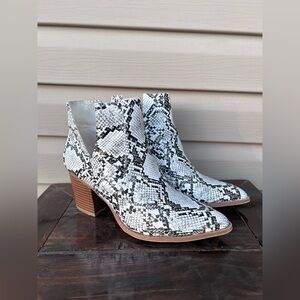 ZBY Booties Womens Size 8 White Black Faux Snake Skin Pointed Toe Block Heel GUC